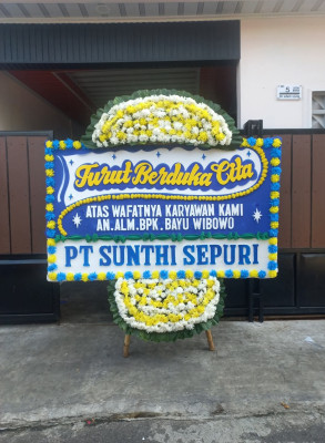 Papan Bunga Duka di Danau Teluk