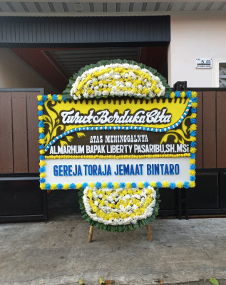 Papan Bunga Duka di Danau Teluk