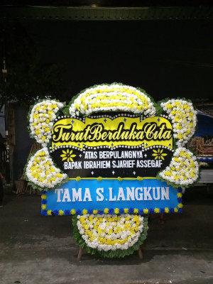 Papan Bunga Duka di Danau Teluk