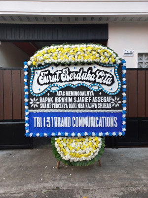 Papan Bunga Duka di Danau Teluk